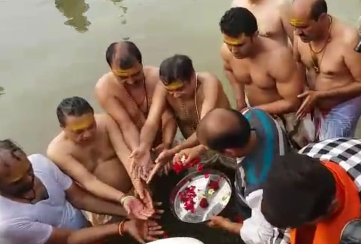 Nitin Gadkari had a holy bath in Sangam Kumbh Mela Allahabad