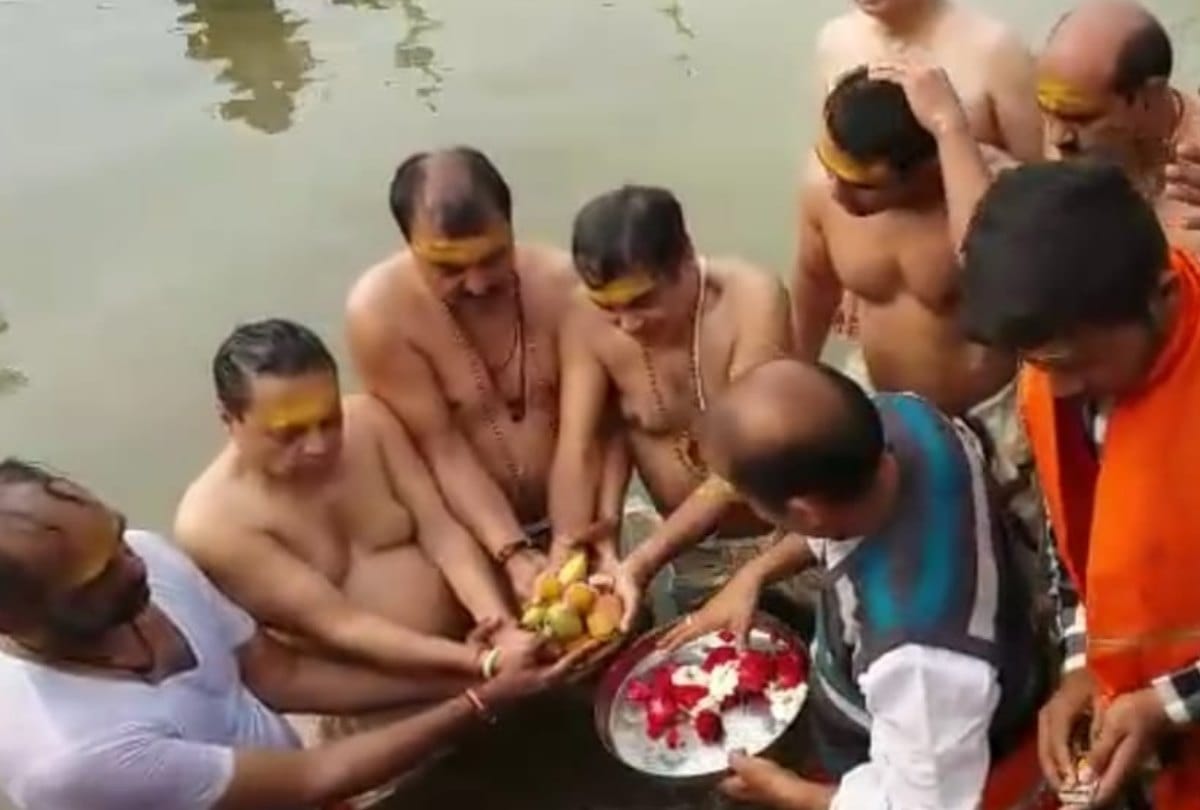 Nitin Gadkari had a holy bath in Sangam Kumbh Mela Allahabad