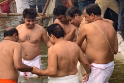Kumbh 2019: Nitin Gadkari visit kumbh mela prayagraj for Sangam snan