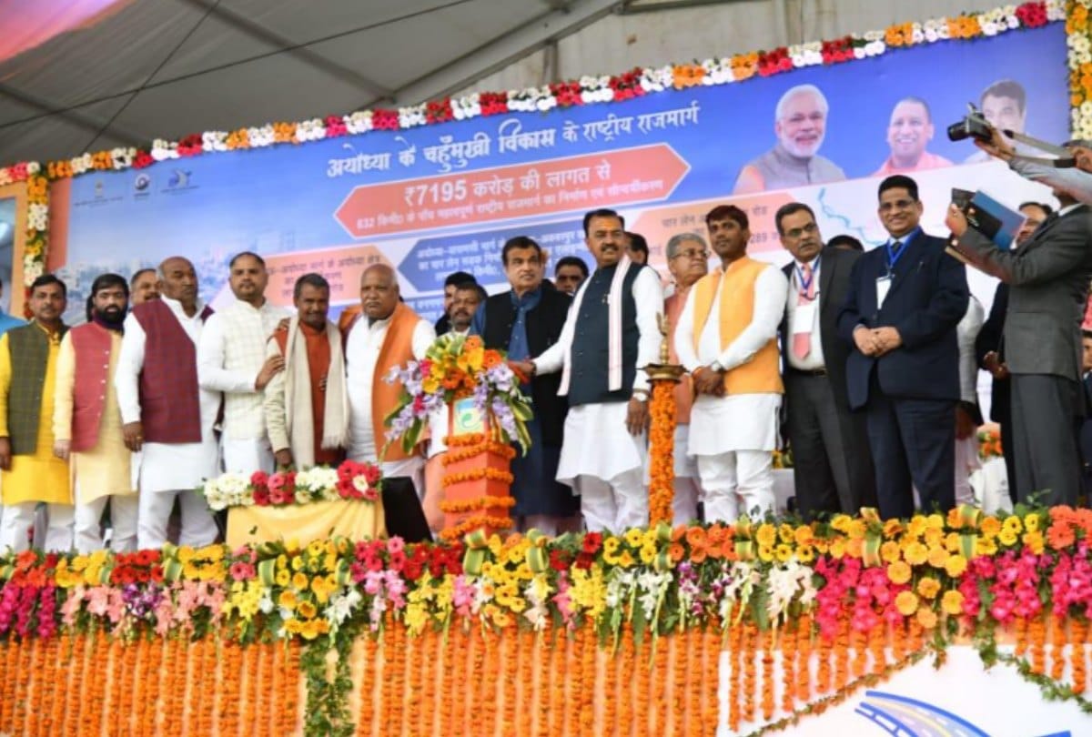 Kumbh 2019: Nitin Gadkari gifted air boat to Prayagraj in kumbh mela