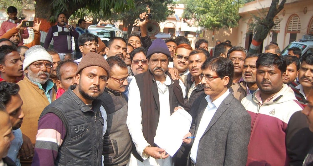 buisinessman on road against murder of e rikshaw driver