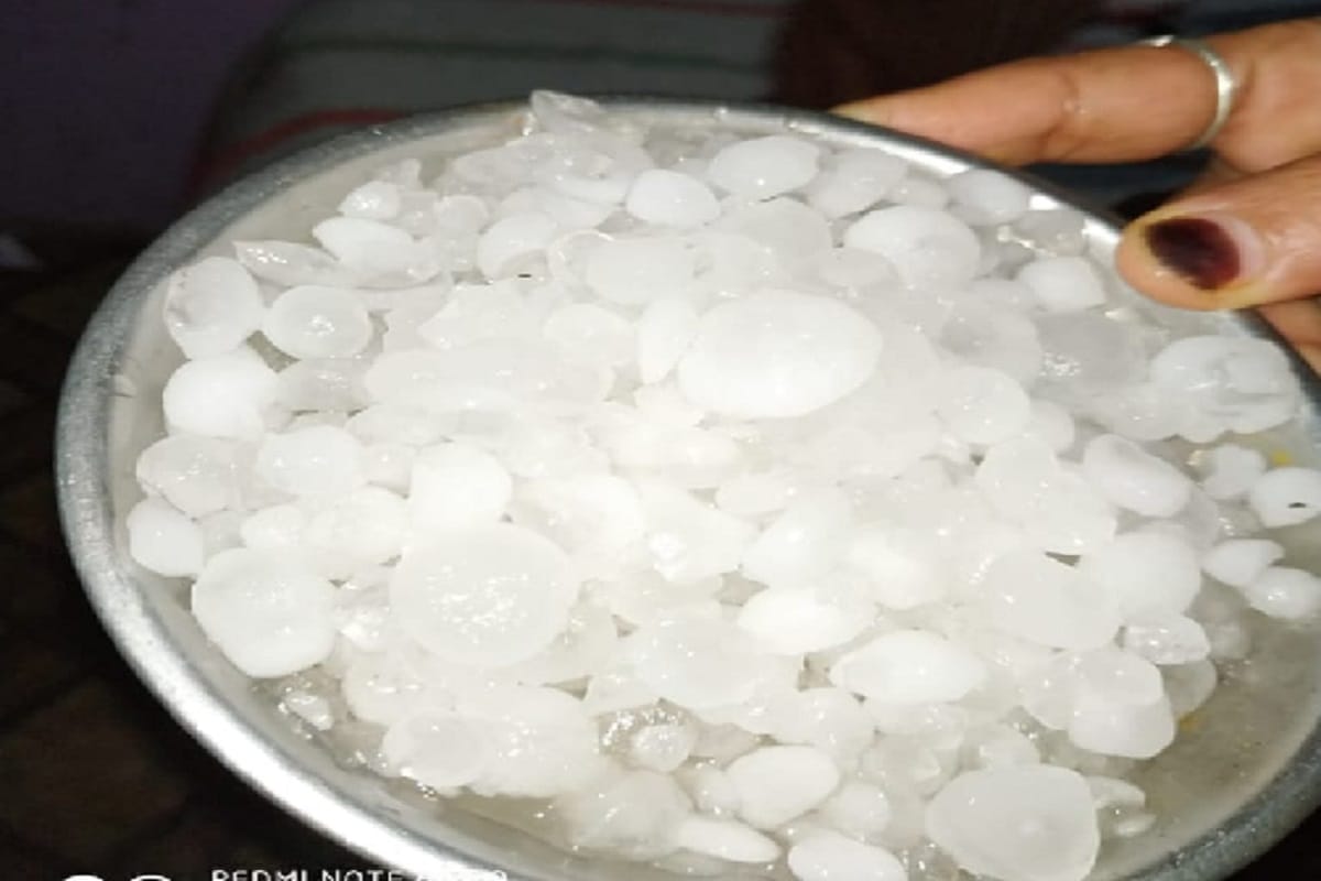 गरज के साथ झमाझम बारिश, ओले भी पड़े