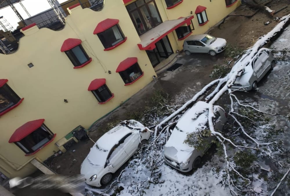 Strong winds and rainfall snowfall destroyed many vehicle in uttarakhand 