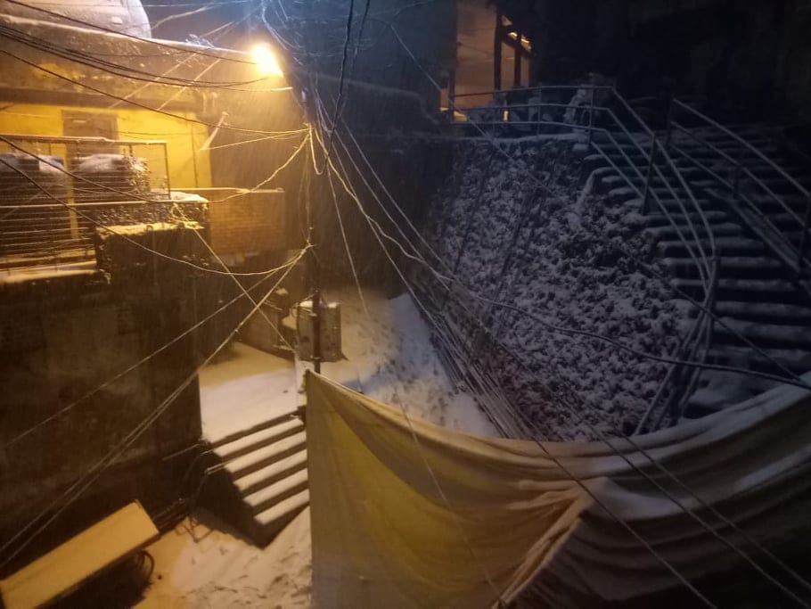 Strong winds and rainfall snowfall destroyed many vehicle in uttarakhand 