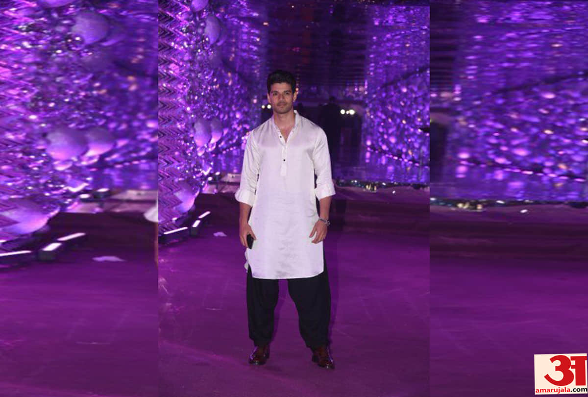 Sooraj Pancholi has denie that his mom Zarina Wahab and father Aditya Pancholi getting hospitalised again