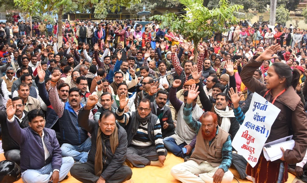 सख्ती के बाद भी राज्य कर्मचारी अड़े, हड़ताल जारी