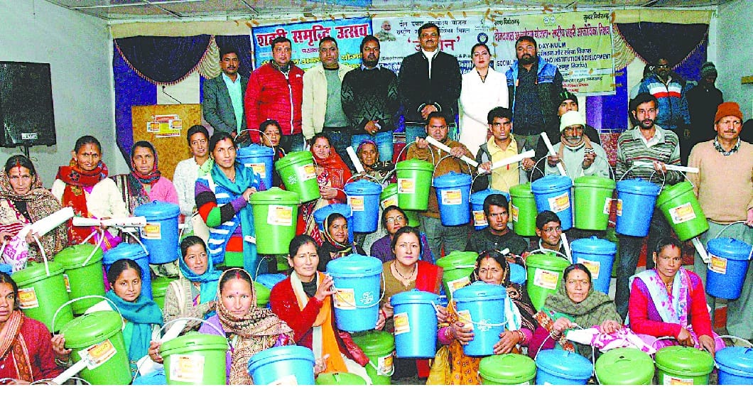 200 people distributed trash