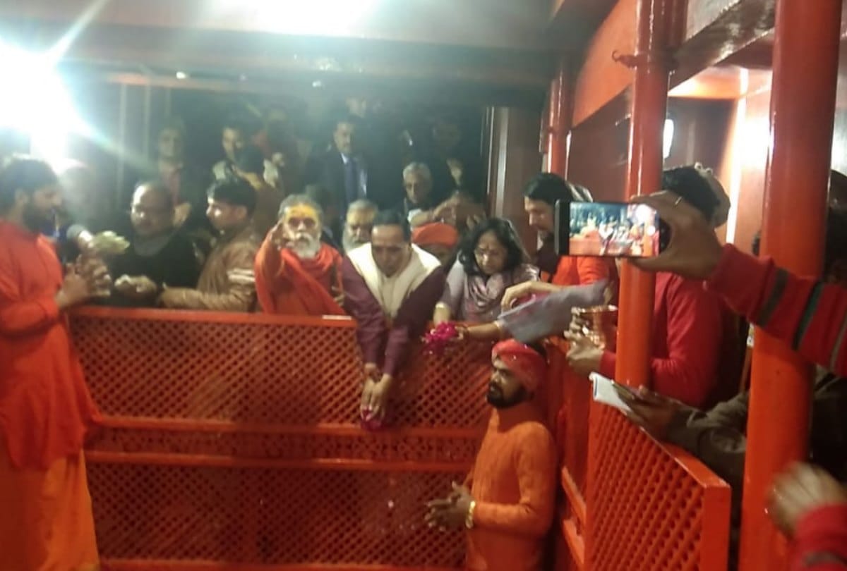 kumbh 2019: Gujarat Chief Minister Vijay Rupani with wife Anjali Rupani get holy dip in sangam