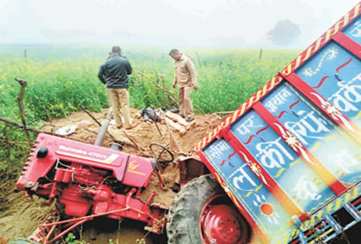 Overload tractor uncontrolled, overwhelmed by drowning in the sand