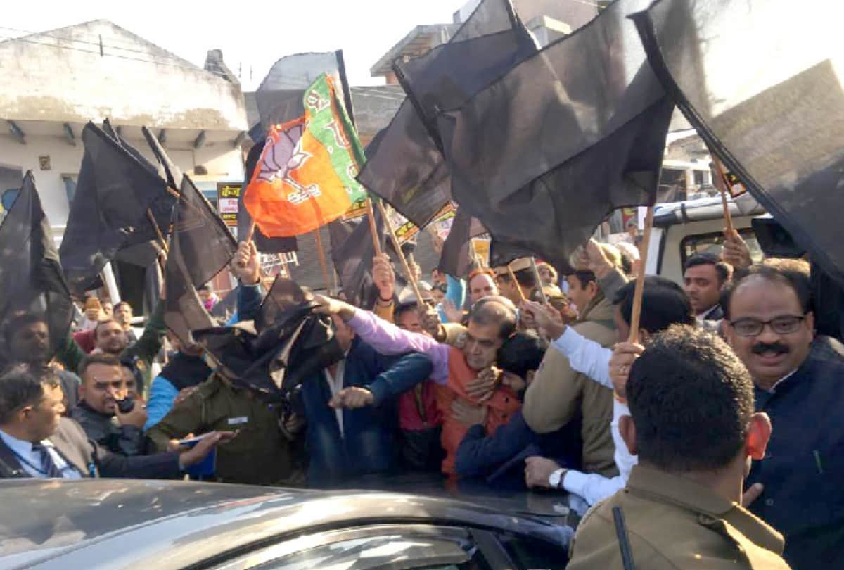 reason behind showing black flags to cm arvind kejriwal and of raising kejriwal go back slogan