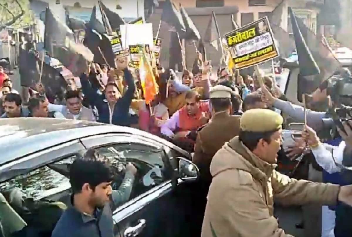 reason behind showing black flags to cm arvind kejriwal and of raising kejriwal go back slogan