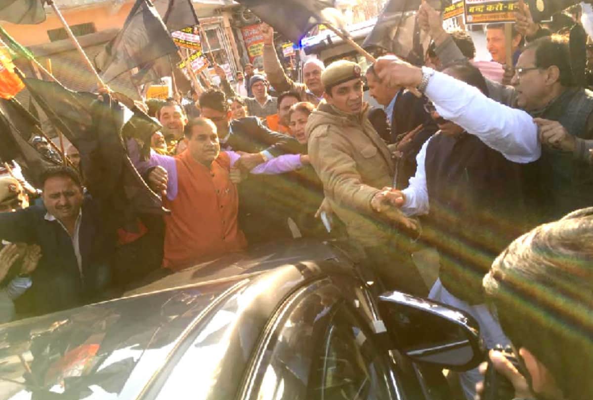Attack on cm kejriwal convoy shown black flags in delhi narela fifth attack in 3 years police deny