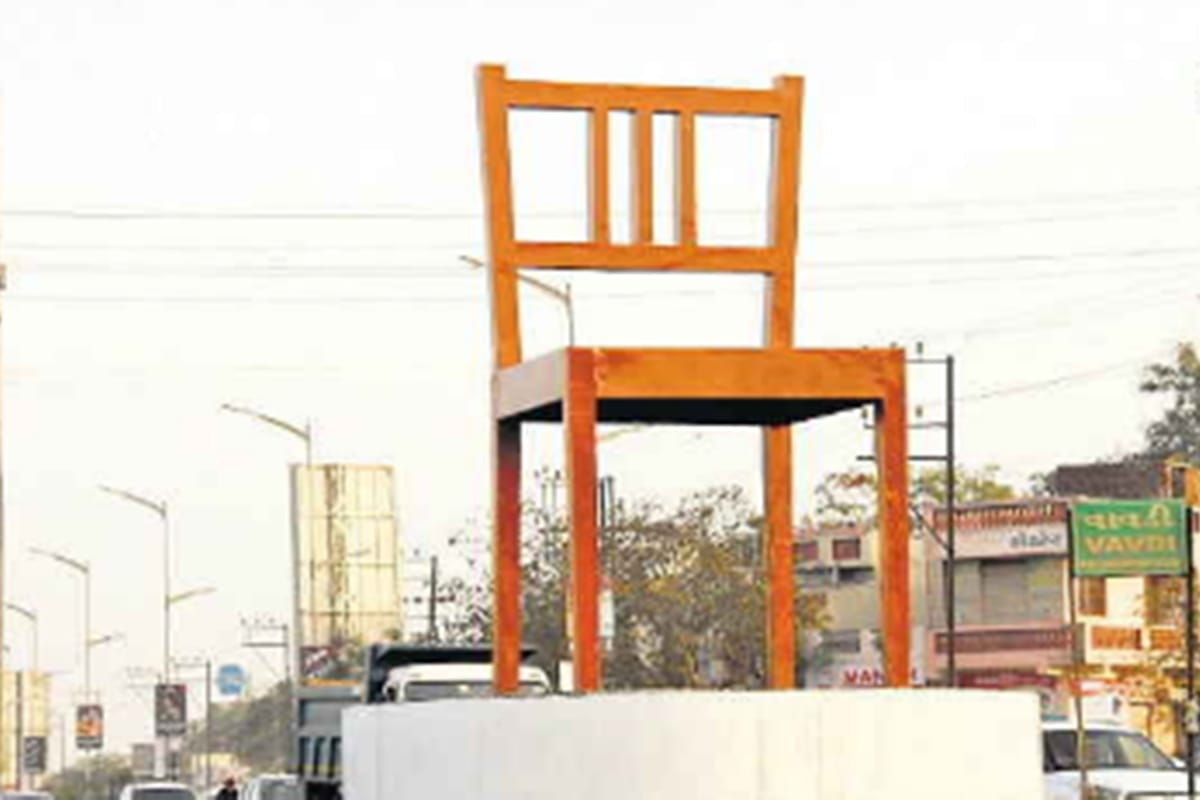 administration make 17 feet long chair in rajkot and thief ran away with 8 lakh rupees money