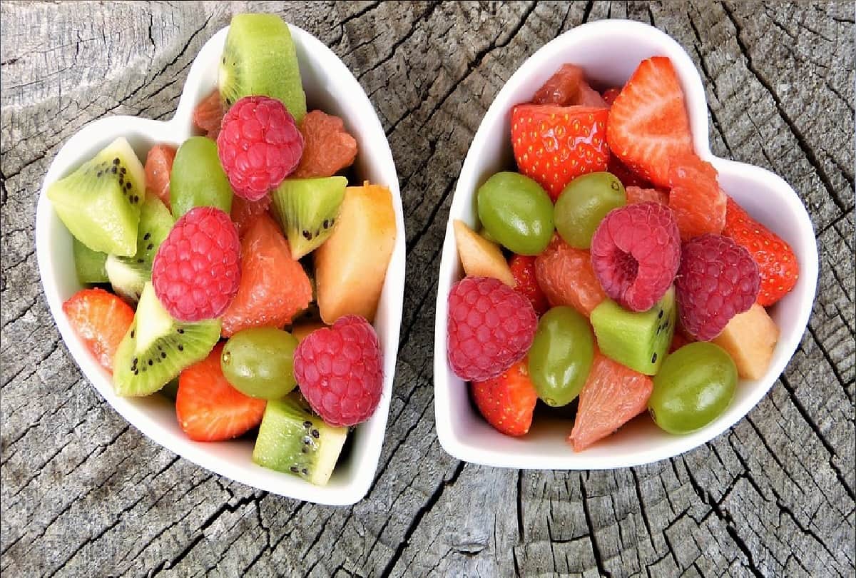 Know the right way and right time to eat fruit