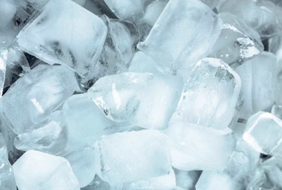 apply ice cube will provide relief from problems like rashes and rash in summer