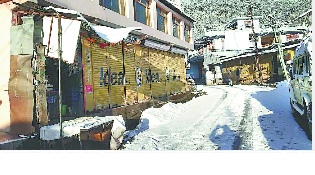Munasariya road is not open, the snow closing of the road off the snow