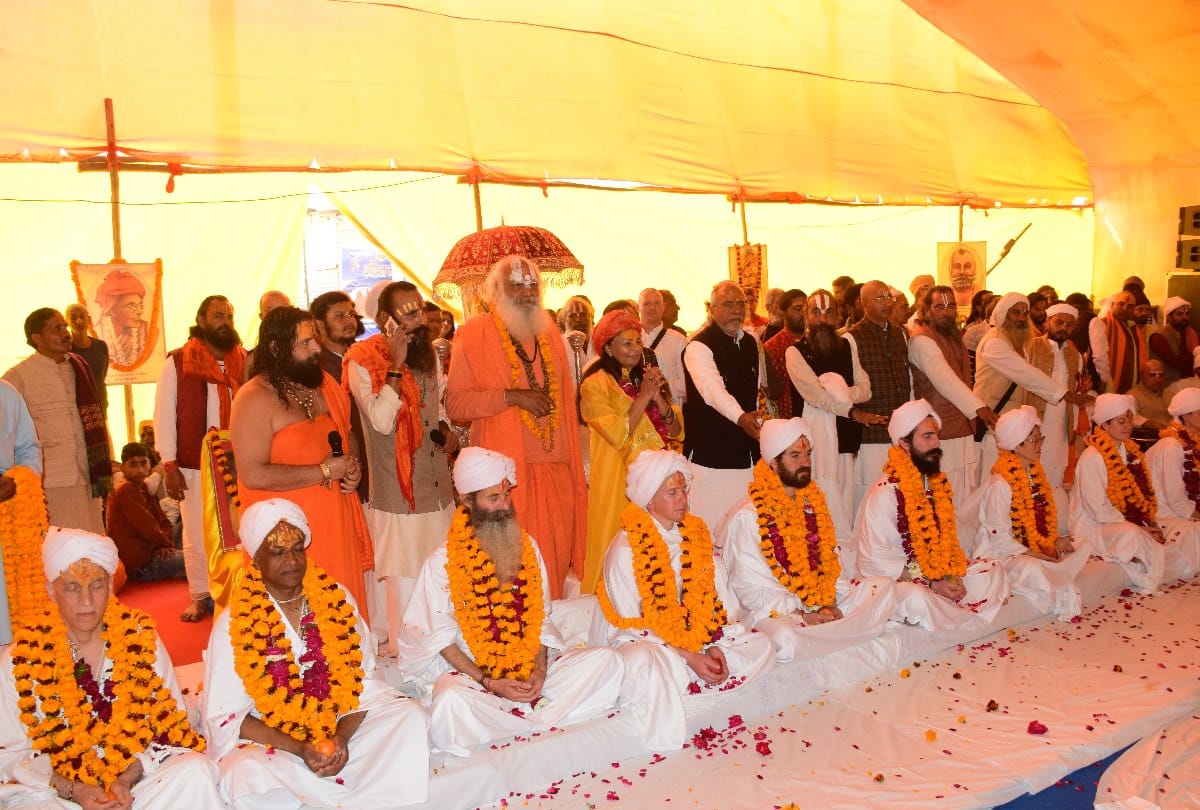 Kumbh Mela 2019: Foreigners saints make new mahamandleshwar in Nirmohi Ani Akhara prayagraj
