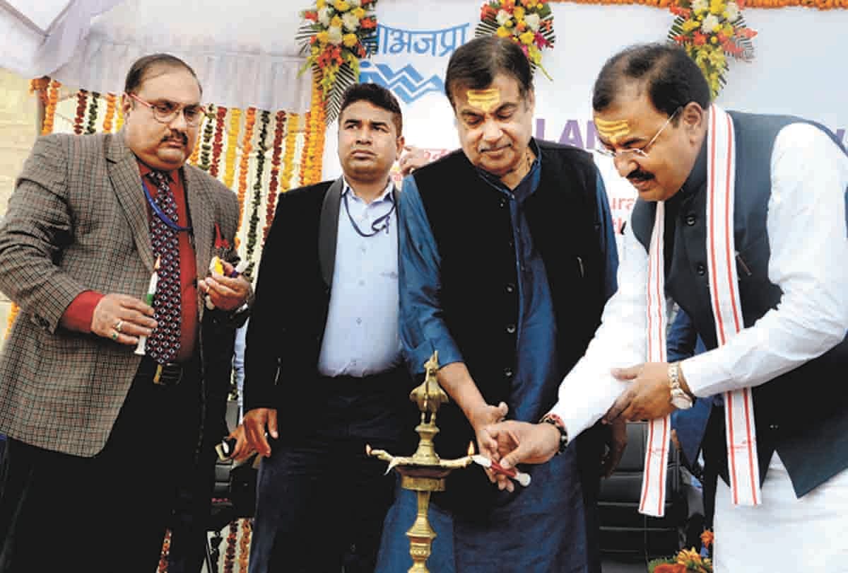 Nitin Gadkari gives air boat to Kumbh city