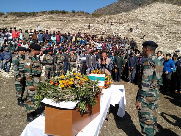 सैन्य सम्मान के साथ जवान का अंतिम संस्कार