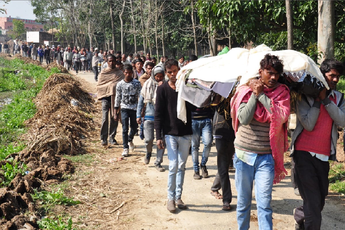 Saharanpur, 82 people died from drinking poisonous liquor and, relatives crying in cremation ground