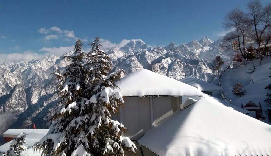 Snowfall record broken in auli uttarakhand 200 village covered  see photos