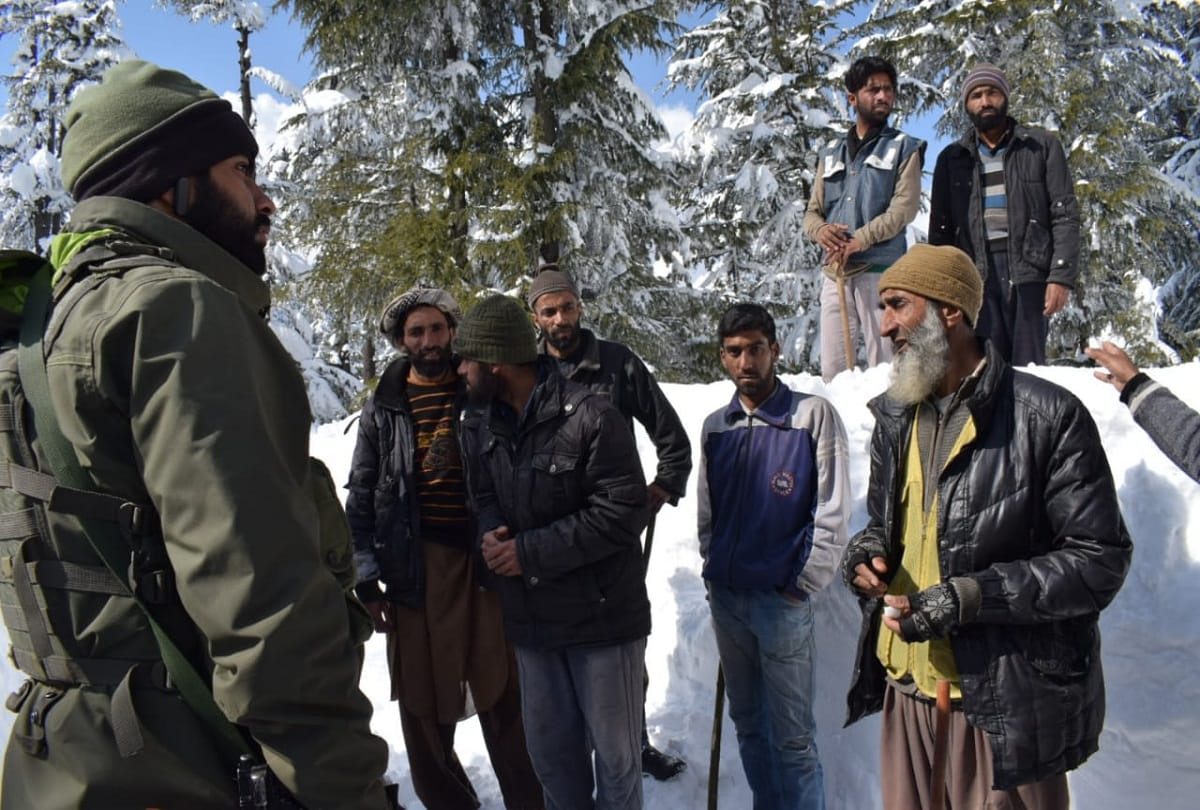 Army rescues civilians stranded due to heavy snowfall in Baramulla