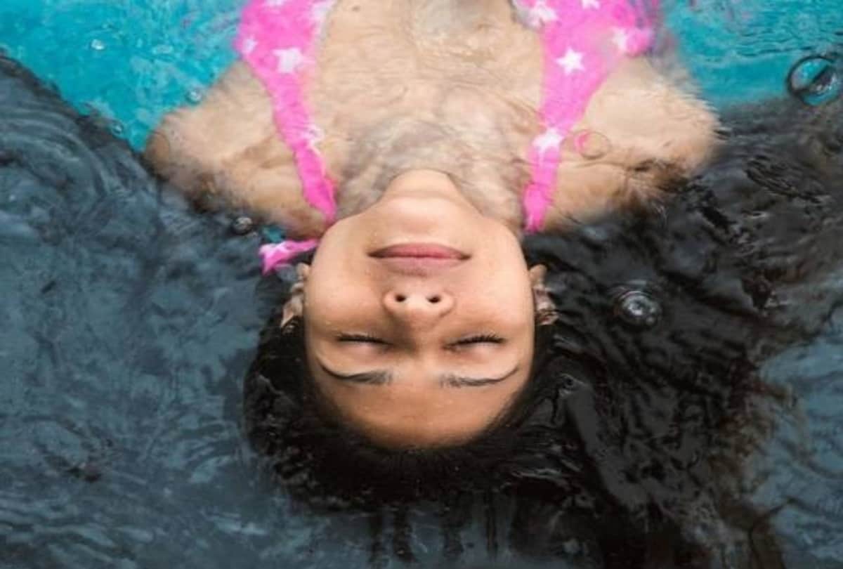 Tanuja and Tanisha Mukherjee in swimsuits pictures viral
