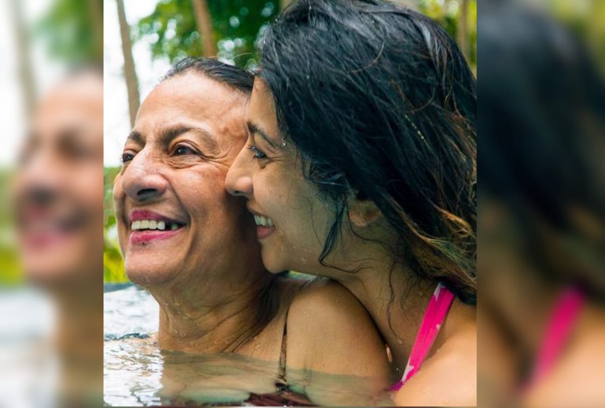 Tanuja and Tanisha Mukherjee in swimsuits pictures viral