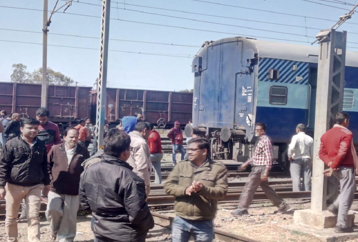 Train derailed at Jhansi railway station