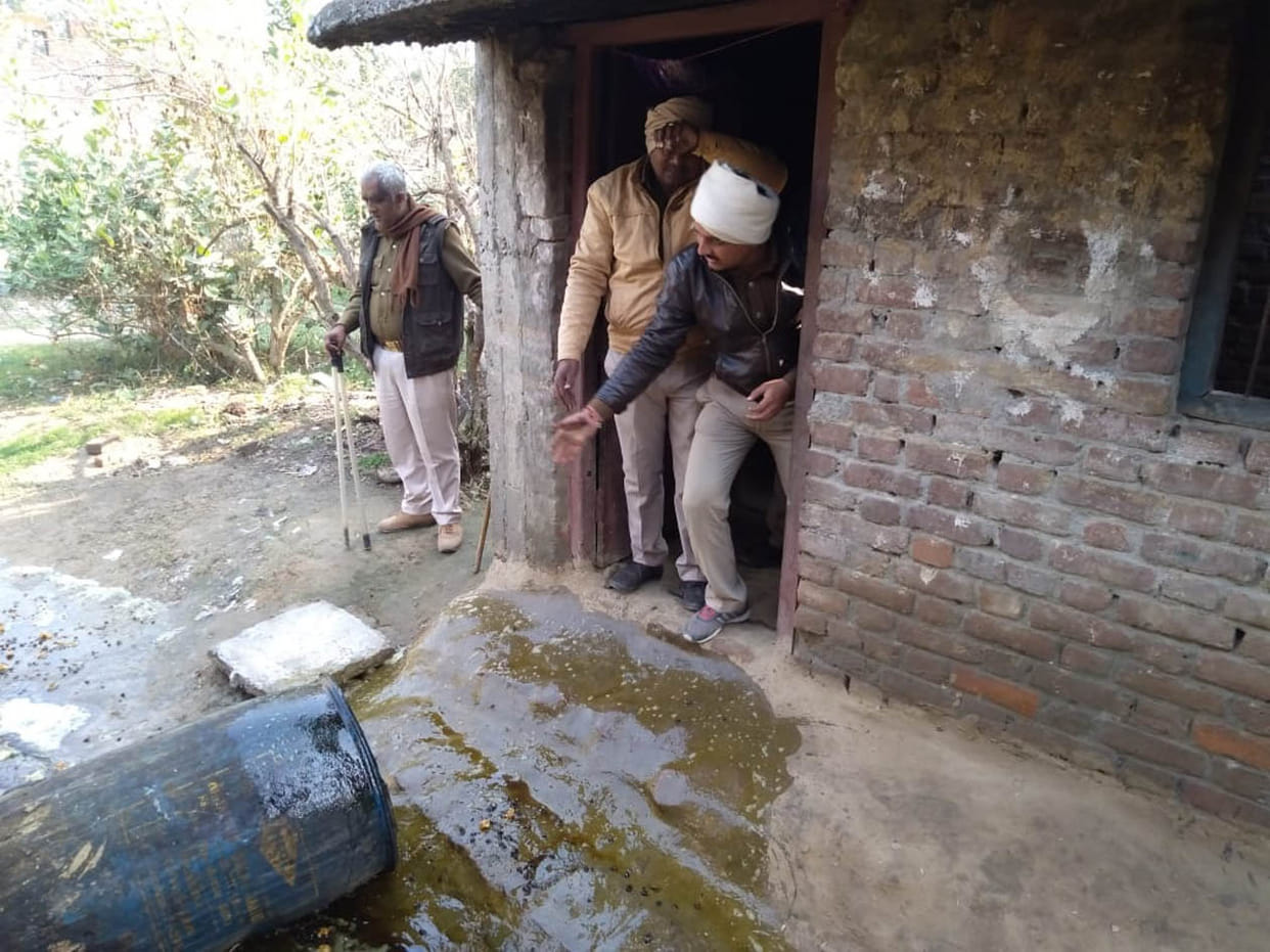 रुद्रपुर में प्रधान के घर मिली कच्ची शराब की भारी खेप