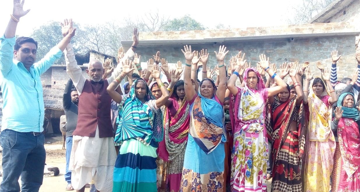 कच्ची शराब के खिलाफ प्रदर्शन