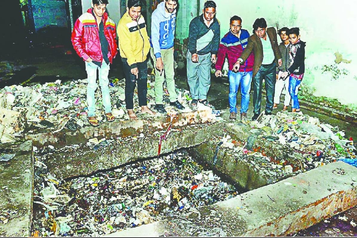 Three laborers in the drain, brave citizens pulled out