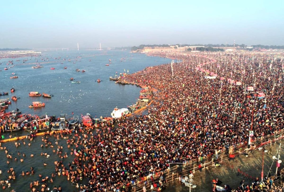 latest photo of Devotees in shahi snan at Basant panchami Kumbh Mela