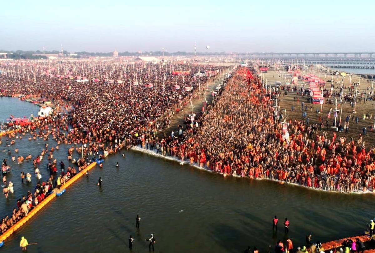 latest photo of Devotees in shahi snan at Basant panchami Kumbh Mela