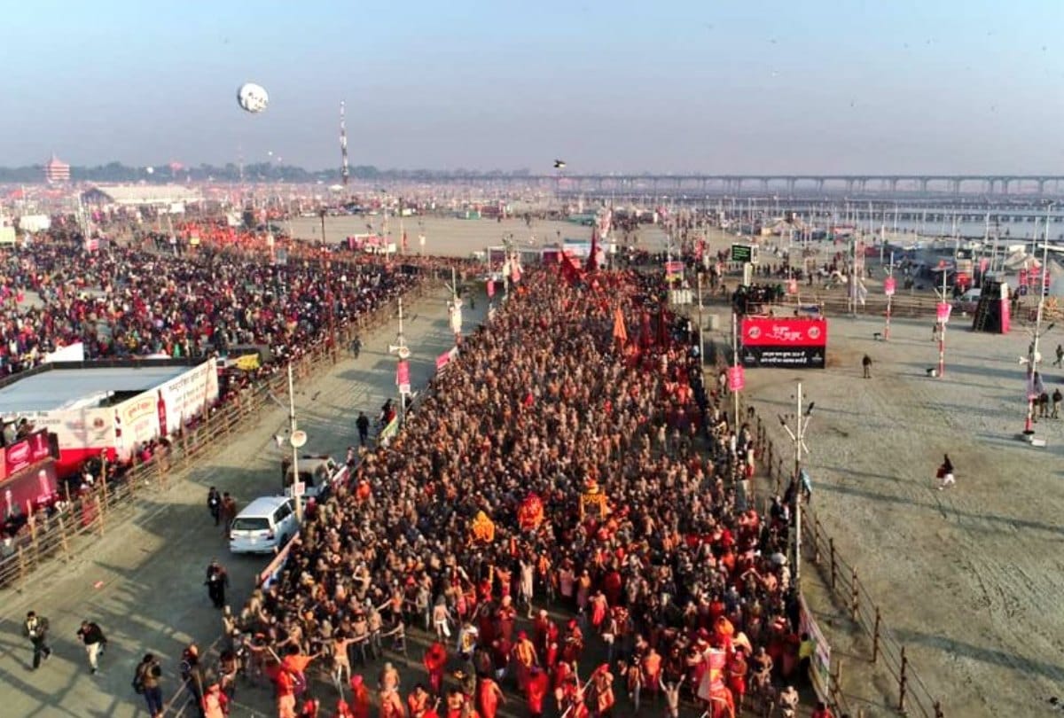 latest photo of Devotees in shahi snan at Basant panchami Kumbh Mela