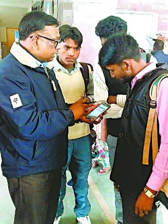 मोबाइल पर कैसे मिलेगा साधारण टिकट, यात्रियों को सिखाया
