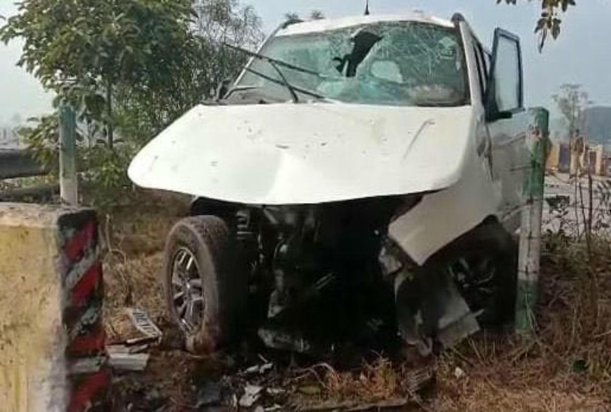 road accident in delhi car driver see google map during driving