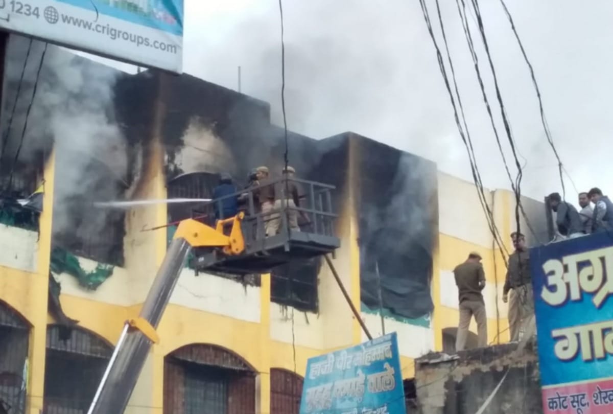fire broken out in  Godown at prayagraj