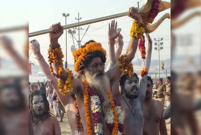 Naga sadhus performed heavy weapons in kumbh Mela 2019