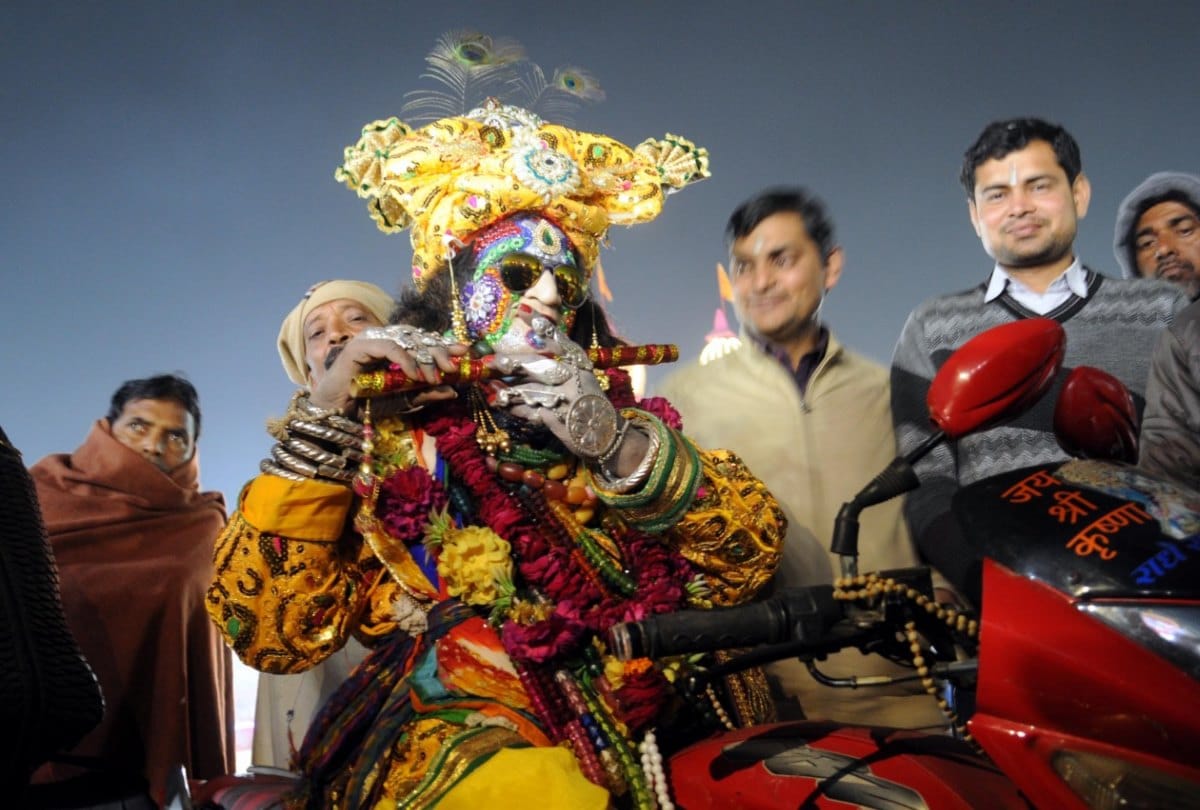 Unique Baba in Kumbh Mela 2019 Drive glasses and flute in hand