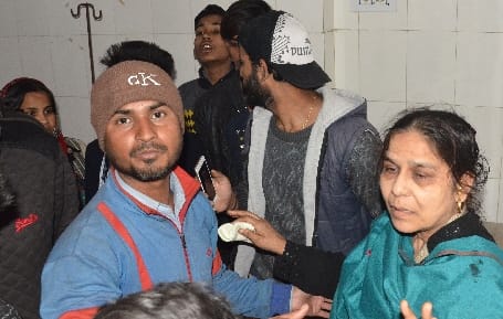 कार से टकराकर गिरी बाइक, महिला जख्मी