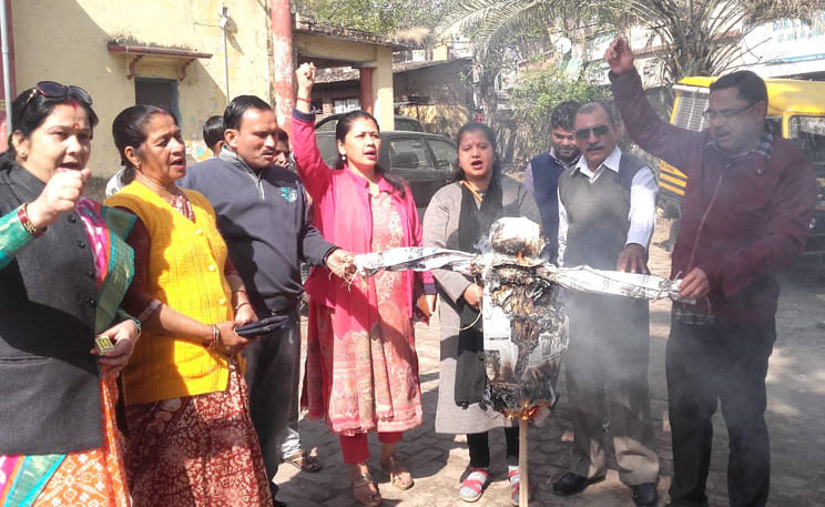 जहरीली शराब कांड के विरोध में सड़कों पर उतरे कांग्रेसी
