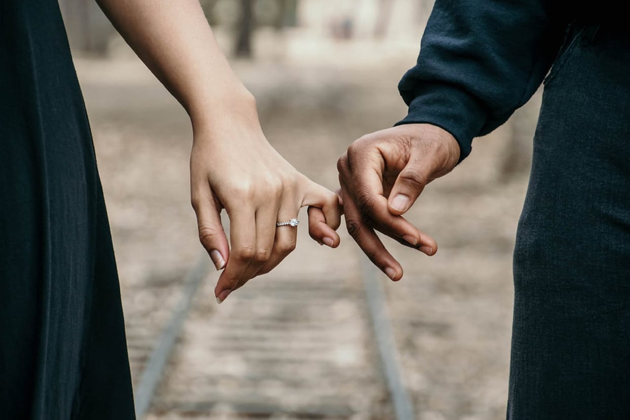 New Year 2023 Resolution: Couple Promises To Make Relationship Strong in Hindi