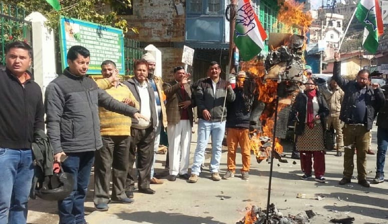 Congress workers burn the statue of the state government