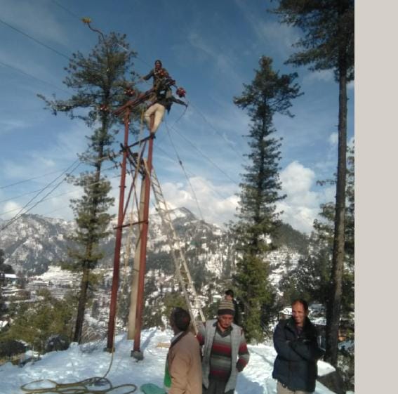 बिजली न पानी; सड़कें भी बंद