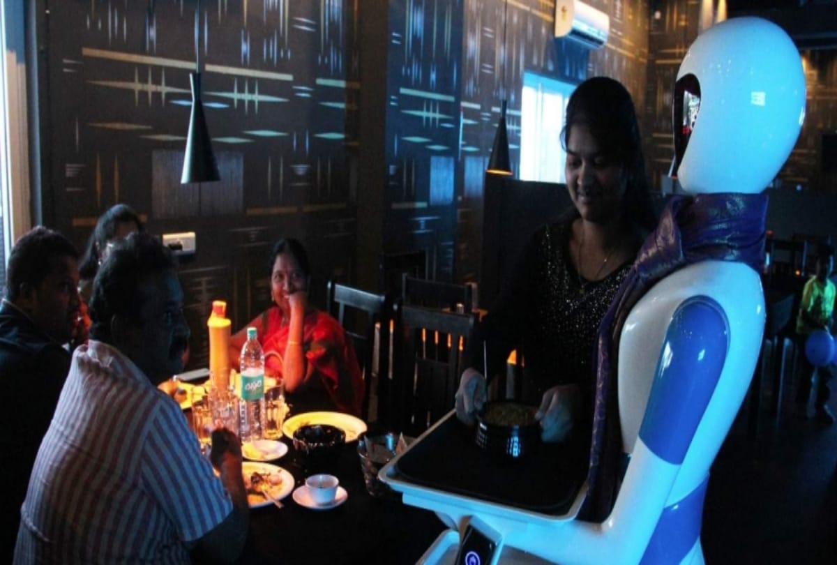 robots serve food to customers in these reasturants