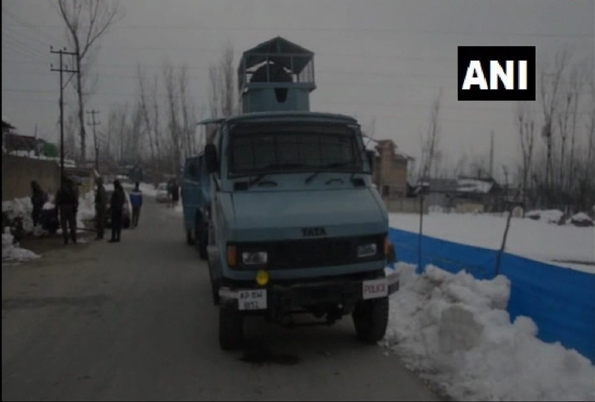 Encounter underway between security forces and terrorists in Kulgam jammu kashmir