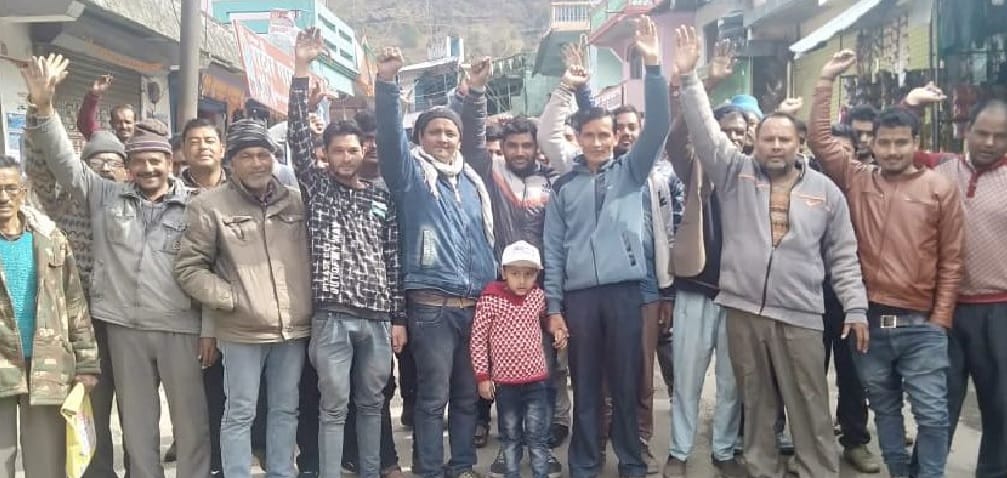 vyaapaar va bhavan kar ke virodh mein sadakon par utare vyaapaaree