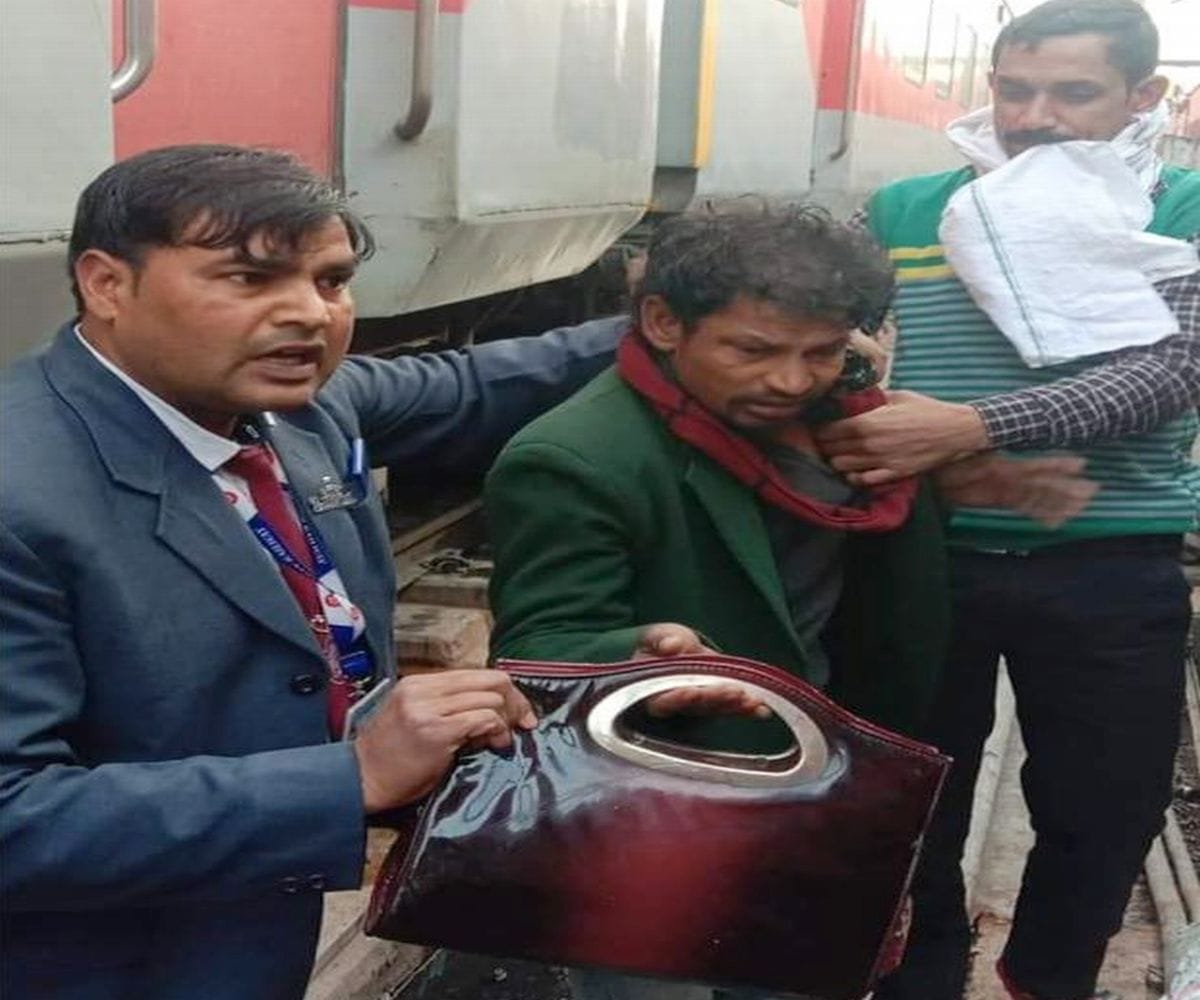 बैग लूटकर भागते चोर रेलगार्ड ने पकड़ा