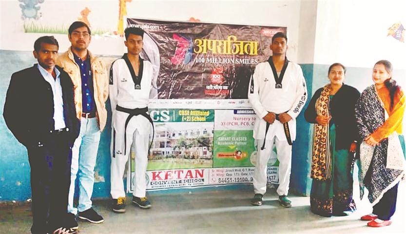 Schoolgirls learned self-defense tricks